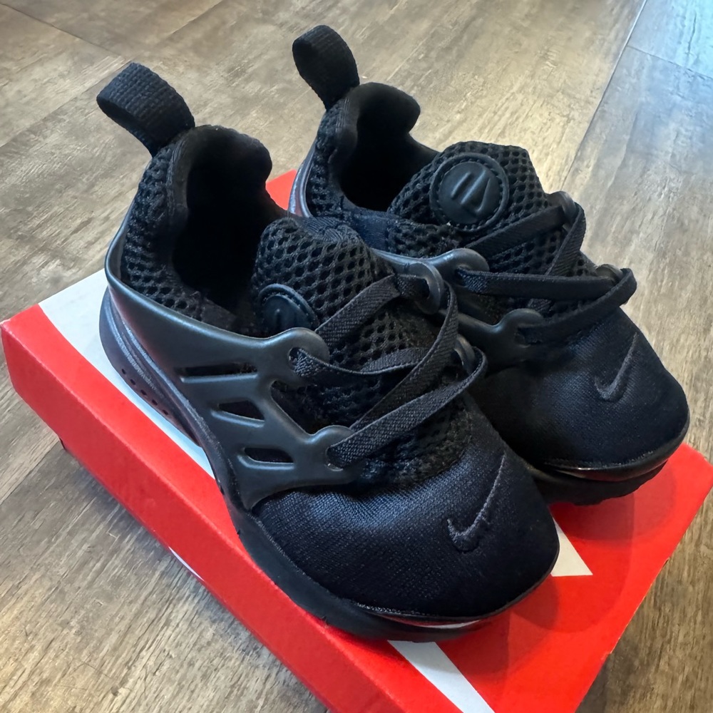 Nike toddler Presto size 7C in color all black. Rarely worn.